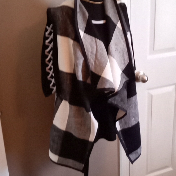 LADIES flowing Vest - Picture 2 of 11